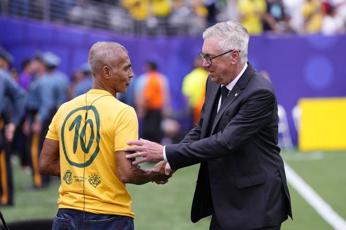 Romário heilsar Carlo Ancelotti fyrir leik Brasilíu og Noregs á HM. Eftir leikinn gagnrýndi hann strákana hans Ancelottis harðlega.