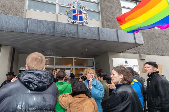 Á undanförnum árum hefur ítrekað komið til mótmæla, meðal annars við dómsmálaráðuneytið, á undanförnum árum vegna brottvísana hælisleitenda úr landi.