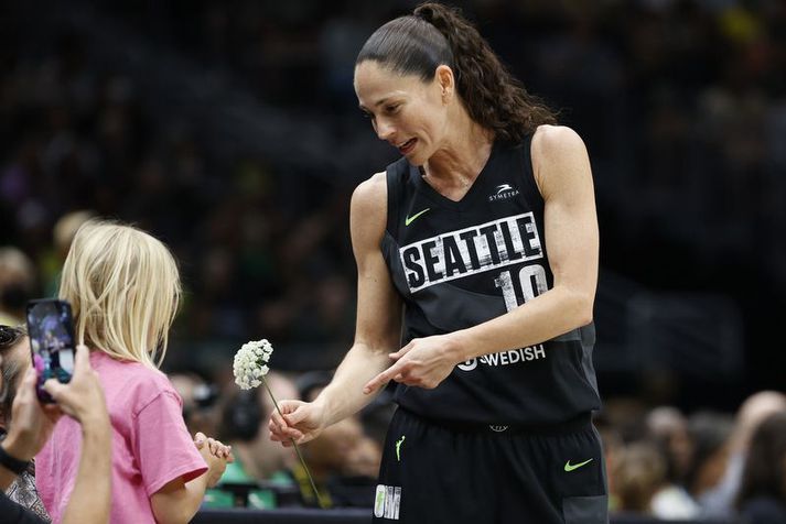 Sue Bird fékk óvænt blóm frá stuðningsmanni Seattle Storm í miðjum leik eins og sjá má hér.