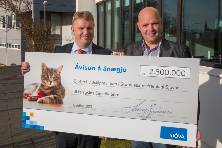 Hermann Björnsson, forstjóri Sjóvár, og Guðmundur Björgvin Gylfason, formaður Einstakra barna við afhendingu framlagsins í fyrra.