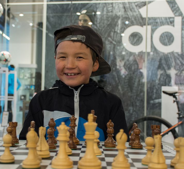 Fólk á öllum aldri getur spilað skák.