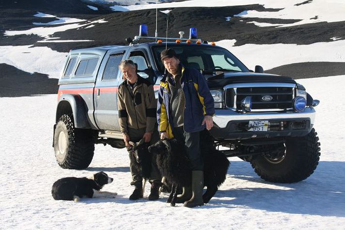 Þær voru langt að komnar, kindurnar sem björgunarsveitarmenn úr Jökli náðu í upp í Kverkfjöll. Benedikt Arnarson og Bragi Björgvinsson eru ánægðir með gifturíka björgun. Hundurinn Krati fylgist glottandi með.
