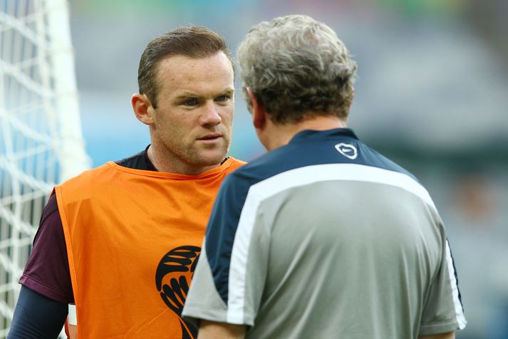 Wayne Rooney ræðir við Roy Hodgson á æfingu.
