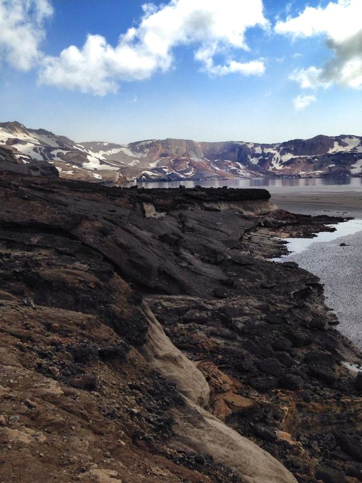 Þarna var áður aflíðandi bakki út í vatnið. Degi áður hafði fólk baðað sig þar.