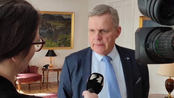 Jón Gunnarsson, dómsmálaráðherra, segir að samkvæmt lögum hafi fólkið átt að vera farið úr landi.