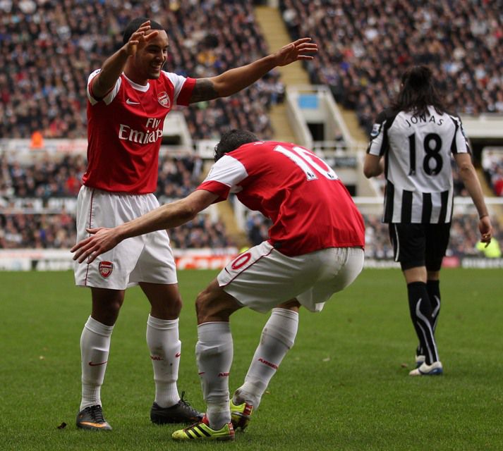 Walcott og Persie fagna þegar allt lék í lyndi í fyrri hálfleik.