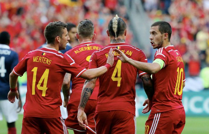 Eden Hazard verður með fyrirliðabandið hjá Belgum.