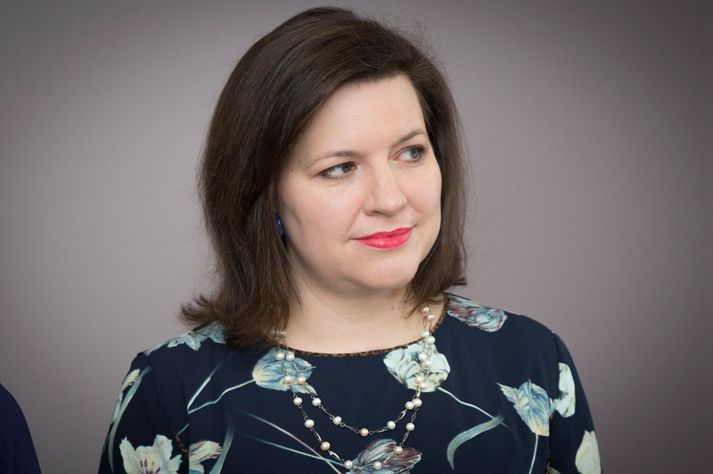 Eliza Reid trónir nú annan mánuðinn í röð á toppi bóksölulistans með bók sína Diplómati deyr.
