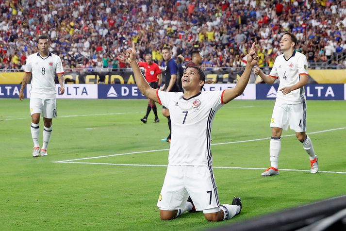 Carlos Bacca fagnar sigurmarki sínu.