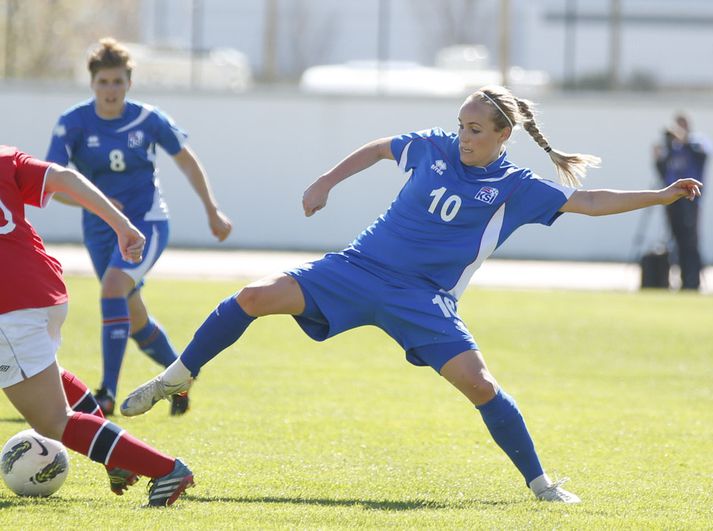 Dóra María Lárusdóttir í leik gegn Noregi á Algarve-mótinu.