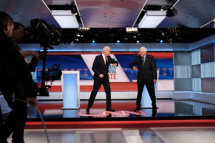 Joe Biden og Bernie Sanders slepptu því að takast í hendur vegna hættunnar á veirusmiti og létu duga að slá olnboga í olnboga.