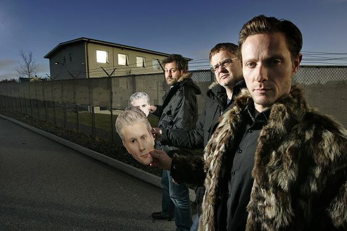 Björn Jörundur, Jón Ólafs og Daníel Ágúst fyrir utan Kvennafangelsið í Kópavogi þangað sem þeir fóru með grímur sínar til frekari vinnslu.
