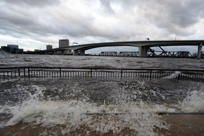 Áin St. Johns í Jacksonville flæddi yfir bakka sína þegar leifar Irmu fóru þar yfir í gær. Beygja fellibyljarins yfir land dró úr flóðum á viðkvæmum stöðum á vesturströndinni. Þess í stað fengu staðir á austurströndinni meiri gusu.