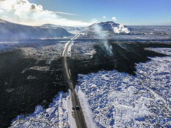 Enn rýkur upp úr hrauninu sem myndaðist þegar gaus síðast við Grindavík. 