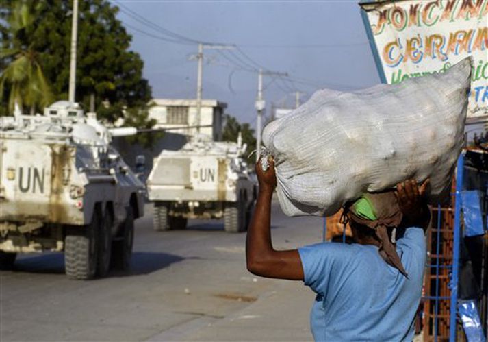 Friðargæsluliðar aka um í brynvörðum bílum í Port-au-Prince í Haítí.
