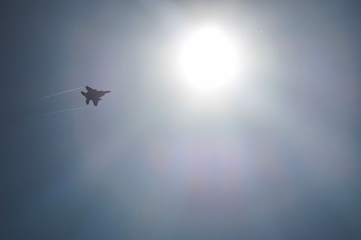 Herflugvélin er af gerðinni F-15E.
