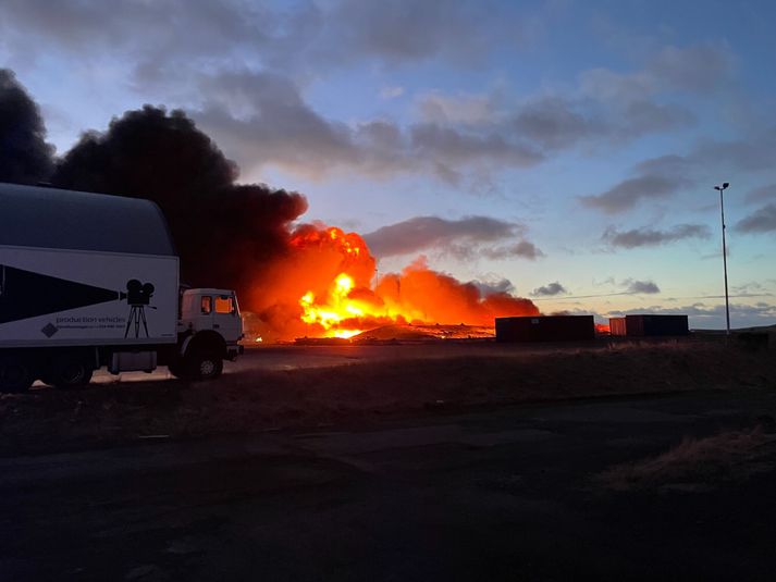 Eins og sjá má er töluverður eldur á svæðinu.