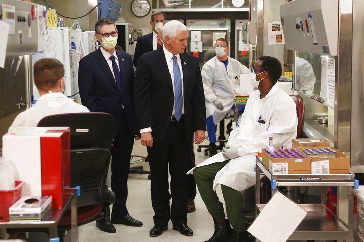 Mike Pence, varaforseti Bandaríkjanna, sést hér í heimsókninni á Mayo Clinic í dag. Hann er sá eini sem ekki er með andlitsgrímu.