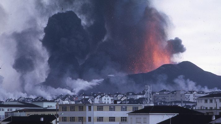 Frá Heimaey á fjórða degi eldgossins árið 1973, fyrir hálfri öld.