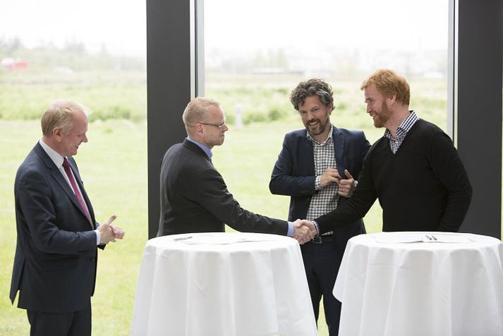 Skrifað var undir samning um flutninga CCP í nýbyggingu í Vísindagörðum Háskóla Íslands.