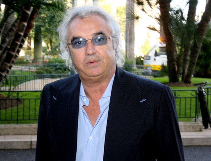 Flavio Briatore mætir í höfuðstöðvar FIA í dag.