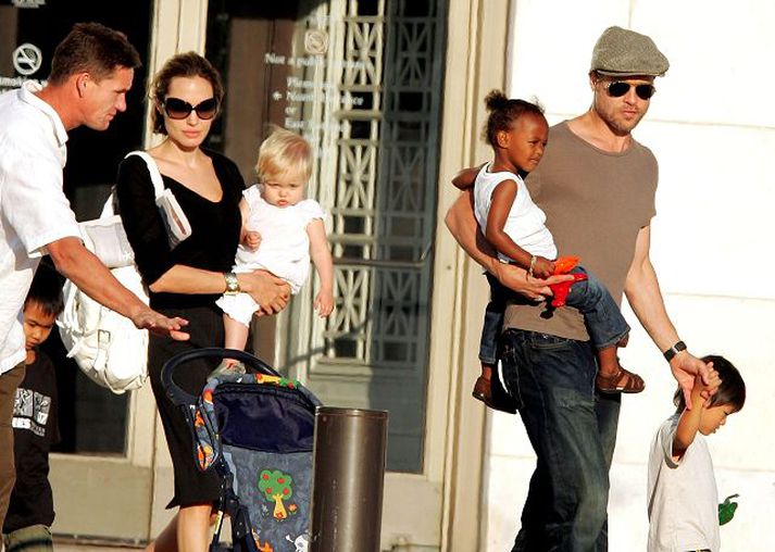 Angelina Jolie og Brad Pitt eiga fjögur börn. Elstur er Maddox sem Jolie ættleiddi frá Kambódíu en Pitt hefur gengið honum í föðurstað. Næstur honum í aldri kemur síðan Pax sem hjónakornin ættleiddu frá Víetnam. Þar á eftir er Zahara en hún kemur frá Eþíópíu og loks Shiloh sem hjónakornin eignuðust á „hefðbundinn“ hátt. Á myndinni sést stórfjölskyldan spóka sig nýverið.