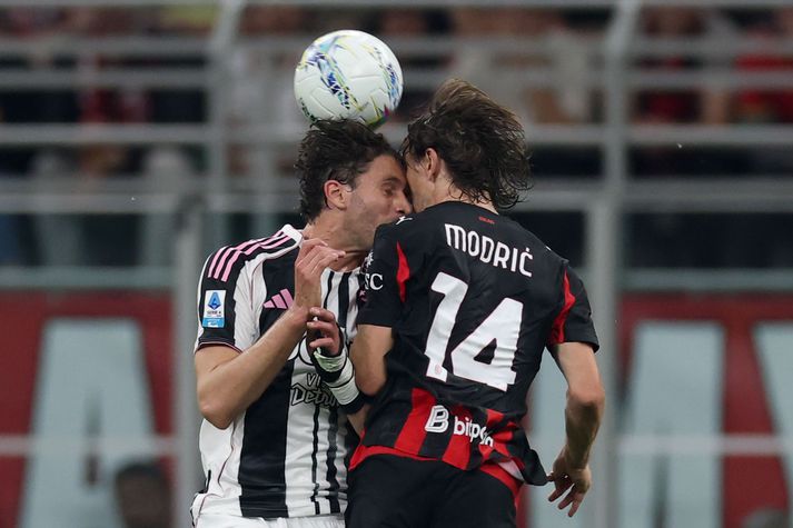 Luka Modric lenti í vondu samstuði við Manuel Locatelli í gærkvöld. 