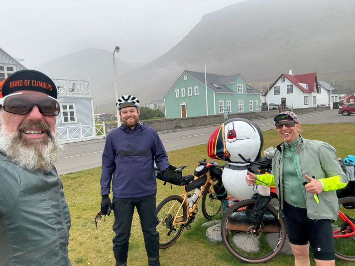 Félagarnir fara yfir málin með lunda nokkrum á Vestfjörðum.