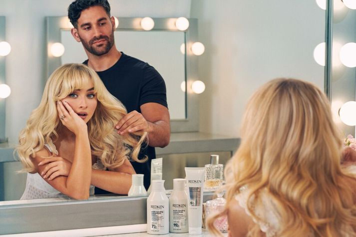 Sabrina Carpenter er andlit Acidic Bonding línunnar. Hún er þekkt fyrir sitt glansandi, sterka og heilbrigða hár þrátt fyrir álag frá hitaækjum, ljósum litameðferðum og sviðsljósinu.