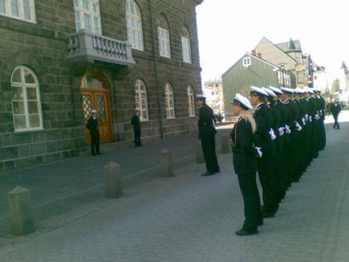Lögreglumenn mynda heiðursvörð fyrir þingmenn. Mynd/ Baldur Hrafnkell.