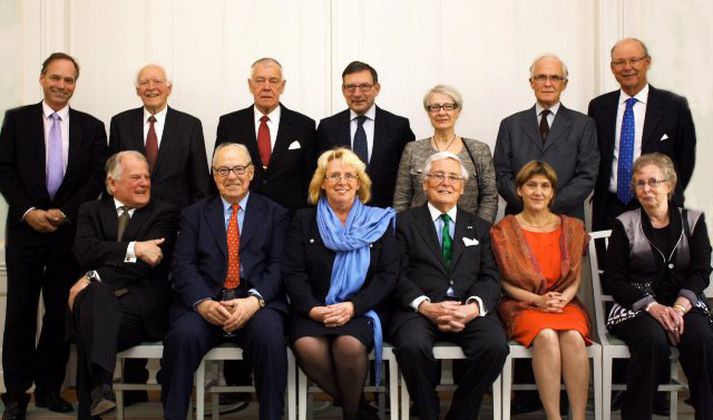 Margaret situr lengst til hægri í neðri röð.