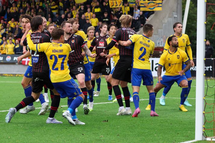 Nikolaj Hansen horfir á eftir skalla sínum enda í marki Bröndby í fyrri leiknum.