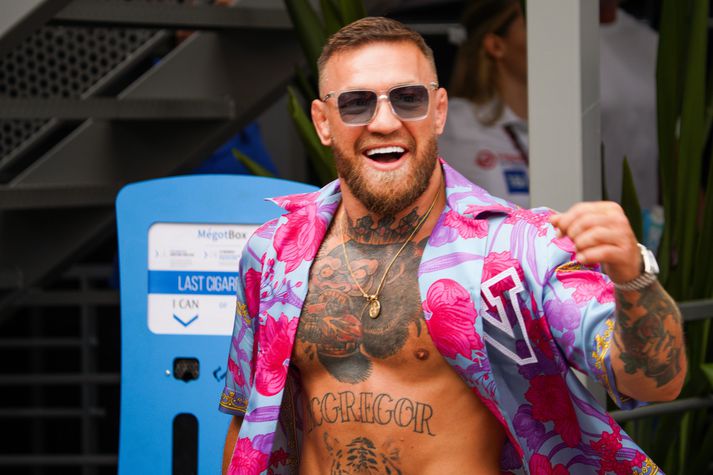 Þrátt fyrir að vera stuðningsmaður Manchester United segist Conor McGregor vera áhugasamur um að kaupa erkifjendurna í Liverpool.