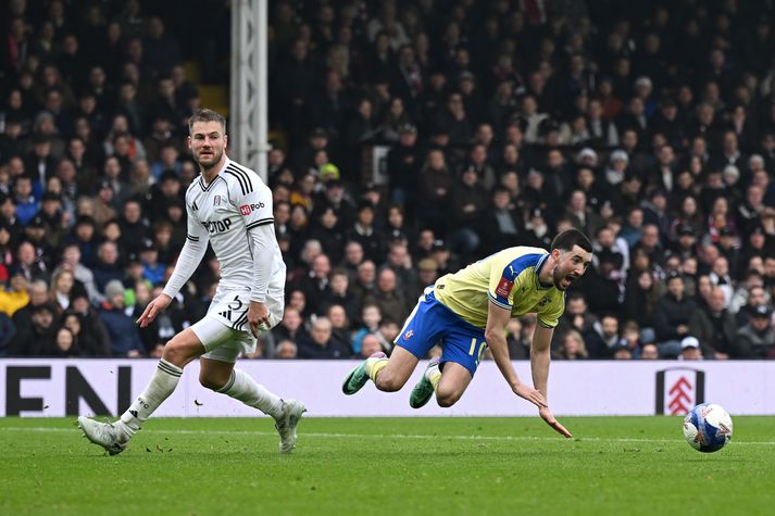 Joachim Andersen braut óvart af sér eftir að hafa verið klobbaður. 