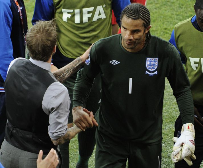 James fær hér klapp á bakið frá David Beckham.
