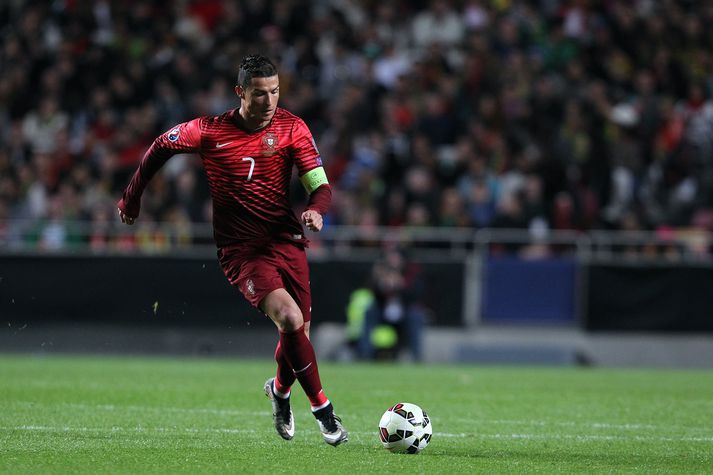 Cristiano Ronaldo skoraði þrennu og tryggði Portúgal 3-2 sigur á Armenum.