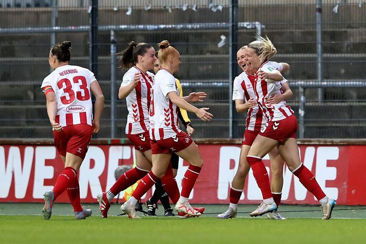 Sandra María Jessen fagnar hér marki með liðsfélögum sínum. Hún hefur þegar skorað fjögur mörk í þýsku deildinni í vetur.