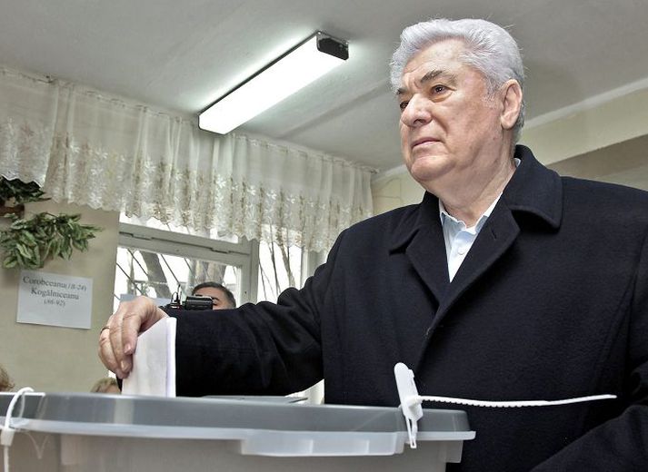 Vladimir Voronin leiðtogi Kommúnistaflokks Moldóvu greiðir atkvæði á sunnudag.