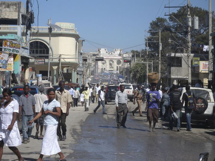 Myndin er tekin í Port au Prince, höfuðborg Haítí, nákvæmlega einu ári eftir að jarðskjálftinn reið yfir eyjuna.