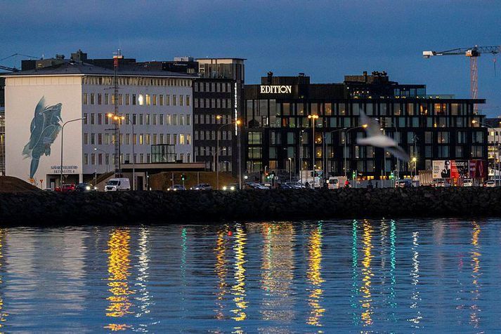 Tilkynnt var um andlát fólksins á Edition-hótelinu á laugardagsmorgun.