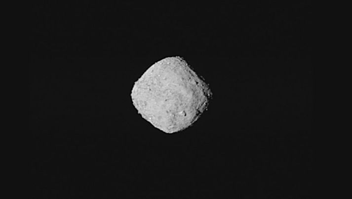 Átta myndir sem Osiris-Rex var skeytt saman í þessa háupplausnarmynd af Bennu. Myndirnar voru teknar í rúmlega 300 kílómetra fjarlægð í lok október.