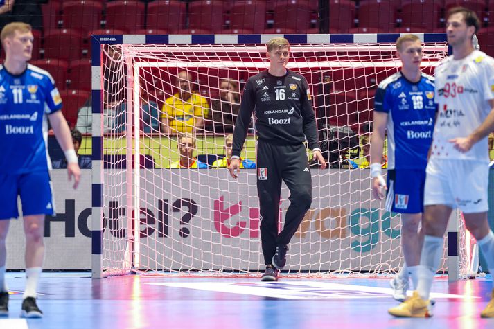 Viktor Gísli Hallgrímsson fékk á sig fimmtán mörk með langskotum og varði ekki mörg á móti.