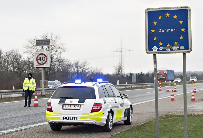 Danska lögreglan fylgist með ferðum fólks yfir landamærin frá Þýskalandi, samkvæmt nýjum reglum um landamæraeftirlit vegna vaxandi straums flóttamanna inn í landið.