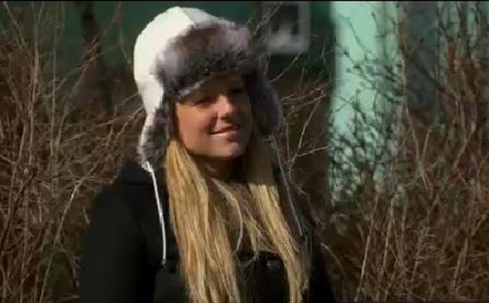 Ali með íslenska húfu á höfði á Austurvelli.
