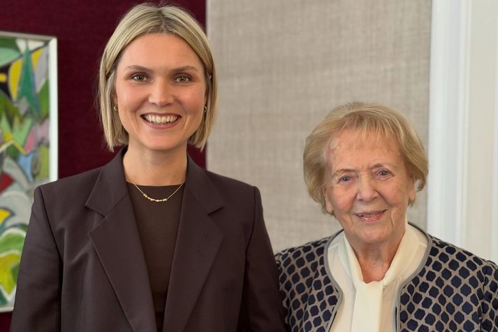 Kristrún Frostadóttir forsætisráðherra birti mynd af sér ásamt Vigdísi Finnbogadóttur fyrrverandi forseta Íslands. 