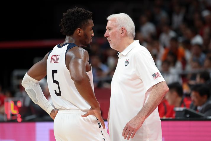 Donovan Mitchell og Gregg Popovich ræða málin.