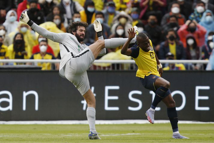 Alisson fékk tvisvar rautt spjald í leik kvöldsins en í bæði skiptin var það tekið til baka.