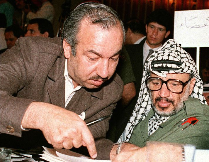 Hér má sjá Yasser Arafat leita ráðgjafar hjá herforingja sínum Khalil al-Wazir árið 1987.