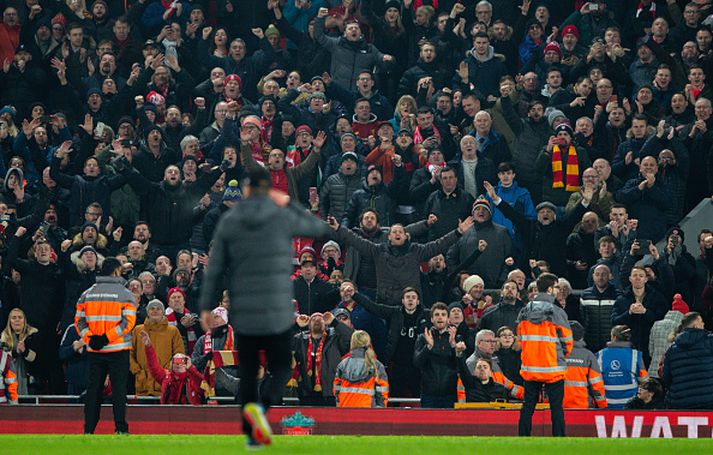 Klopp röltir til stuðningsmanna Liverpool eftir sigurinn í gær.