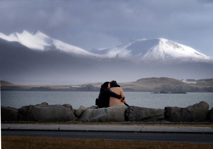 Veðrið var ágætt í í Reykjavík gær þegar þessir ferðamenn áttu notalega stund við sjóinn. Það virðist líka ætla að viðra vel á höfuðborgarsvæðinu í dag.